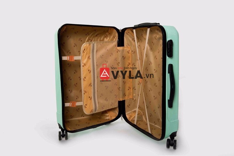 Ngăn chứa vali rất rộng, khách hàng có thể chứa nhiều đồ